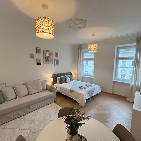 Luxurious One Room Apartment Near Schoenbrunn Palace Wien Eksteriør bilde
